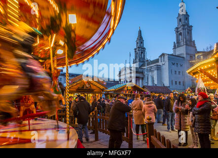 Avis de carrousel et étals du marché de Noël au Marché de Noël, la Place du Millénaire, de Leeds, Yorkshire, Angleterre, Royaume-Uni, Europe Banque D'Images