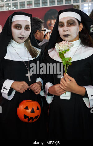 Les jeunes filles Japonaises vêtues comme des religieuses à la fête d'Halloween à Shibuya, Tokyo, Japon, Asie Banque D'Images