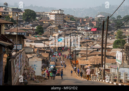 Vue sur les bidonvilles de Freetown, Sierra Leone, Afrique de l'Ouest, l'Afrique Banque D'Images