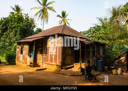 Ancienne maison créole, banane, Sierra Leone, Afrique de l'Ouest, l'Afrique Banque D'Images