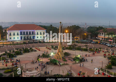 Vue sur l'Empire Square à la nuit, Bissau, Guinée Bissau, Afrique de l'Ouest, l'Afrique Banque D'Images