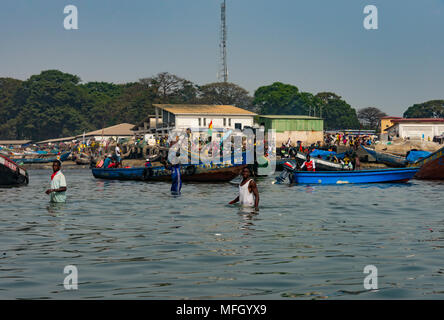 Les bateaux de pêche locaux dans le port de Conakry, République de Guinée, Afrique de l'Ouest, l'Afrique Banque D'Images