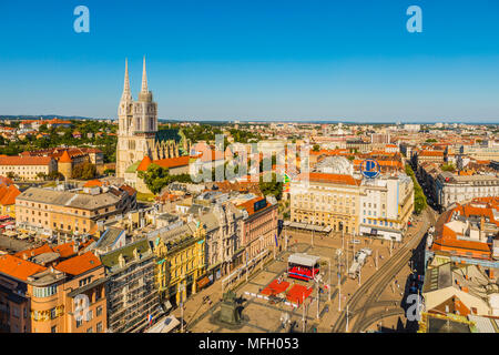 Vue de la place Ban Jelacic et cathédrale de l'Assomption de la Bienheureuse Vierge Marie, Zagreb, Croatie, Europe Banque D'Images