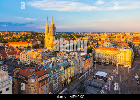 Vue de la place Ban Jelacic et cathédrale de l'Assomption de la Bienheureuse Vierge Marie, Zagreb, Croatie, Europe Banque D'Images