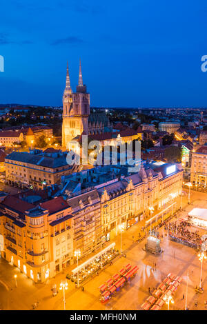 Vue de la place Ban Jelacic et cathédrale de l'Assomption Vierge Marie la nuit, Zagreb, Croatie, Europe Banque D'Images