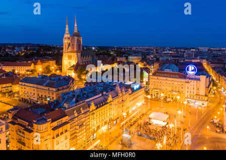 Vue de la place Ban Jelacic et cathédrale de l'Assomption Vierge Marie la nuit, Zagreb, Croatie, Europe Banque D'Images