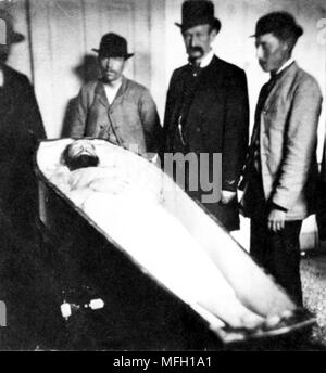 Jesse James, Coffin contenant le fameux outlaw après qu'il a été abattu par Bob Ford en 1882 à Saint Joseph, Missouri Banque D'Images