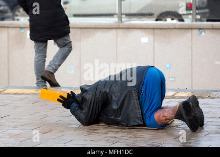 Sans-abri avec jambe blessée à genoux implore pour de l'argent dans la rue. Dix ans après son adhésion à l'UE, la Bulgarie reste le pays le plus pauvre dans l'unio Banque D'Images