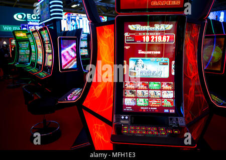 Sofia, Bulgarie - 22 novembre 2017 : les machines à sous sont vus dans un casino equipment exhibition à Sofia. Les gens ont la possibilité de les tester pour fre Banque D'Images