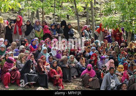 Srinagar, Inde. Apr 25, 2018. Les femmes d'assister aux funérailles de Ishfaq Ahmad un rebelle local dans le sud du Cachemire Handura quelques 45 kilomètres de Srinagar, la capitale d'été du Cachemire indien le 25 avril 2018. Six personnes dont quatre rebelles et deux membres du personnel des forces canadiennes ont été tués au cours de la bataille d'armes dans la zone forestière de l'Afrique centrale du Cachemire, a annoncé la police. Credit : Faisal Khan/Pacific Press/Alamy Live News Banque D'Images