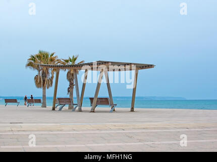 MOLINAR, Majorque, Espagne - 25 avril 2018 : structure d'ombrage avec des sièges sur l'image le 25 avril 2018 dans Molinar, Mallorca, Espagne. Banque D'Images