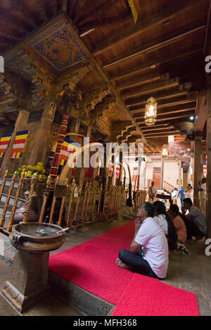 Vue verticale de la basse en bois à l'intérieur du sanctuaire du Temple de la dent sacrée de Kandy, Sri Lanka. Banque D'Images