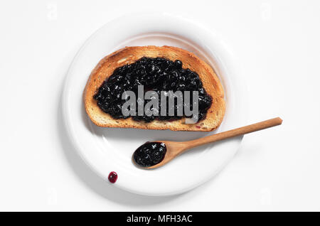 Délicieux toasts avec de la confiture de bleuets dans la plaque sur fond blanc, vue du dessus Banque D'Images