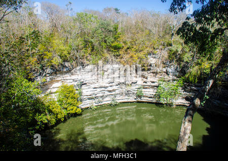 Gouffre naturel où ont été faites les rituels de sacrifice Banque D'Images
