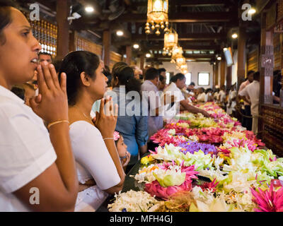 Vue horizontale à l'intérieur du Temple de la dent sacrée de Kandy, Sri Lanka. Banque D'Images