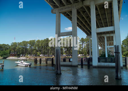 Vue depuis la rampe de mise à l'US 59 pont sur l'Intercoastal Waterway à Gulf Shores, Alabama. Banque D'Images