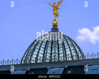 Dôme en verre de l'Académie des beaux-arts de Dresde appelé le "Presse-citron" est surmontée d'une statue de l'ange d'or. Banque D'Images