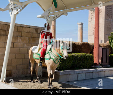 La garde royale à la porte de la tour Hassan et le Mausolée de Mohammed V, Rabat, Maroc Banque D'Images