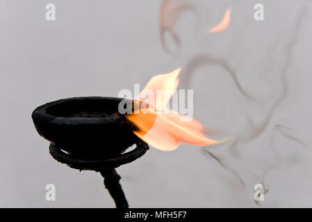 Close up horizontale d'une lampe à huile en feu au Sri Lanka. Banque D'Images