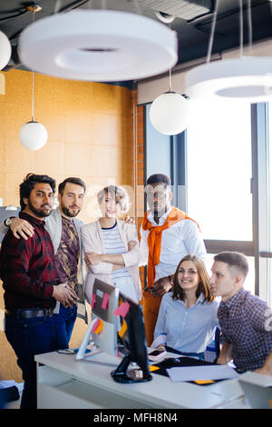 La photo en gros plan de collègues talentueux friendly multiraciale regardant la caméra dans le bureau à l'intérieur loft Banque D'Images