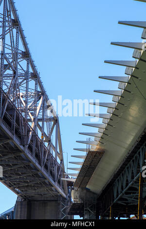 Vieux et nouvelles travées du San Francisco Oakland Bay Bridge en Californie pendant la construction Banque D'Images