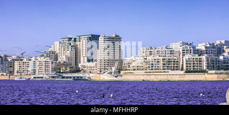 Malte La Valette. Les bâtiments modernes du front de mer de Sliema, la mer bleu et le fond de ciel Banque D'Images