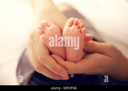Newborn Baby les mains à la lumière du soleil douce image de la maternité. Banque D'Images