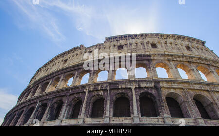 Colisée ou Colisée, Rome, Italie. Il a été plus grand amphithéâtre de l'Empire romain, et est considérée comme l'une des plus grandes œuvres de l'architecture romaine Banque D'Images