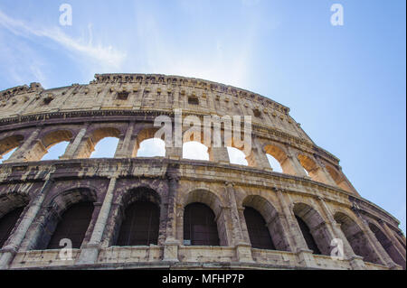 Colisée ou Colisée, Rome, Italie. Il a été plus grand amphithéâtre de l'Empire romain, et est considérée comme l'une des plus grandes œuvres de l'architecture romaine Banque D'Images