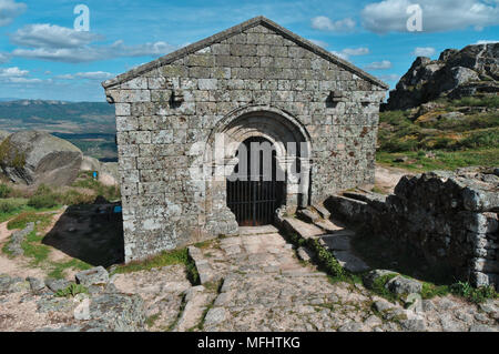 Chapelle de São Miguel dans l'affaire Monsanto. Castelo Branco, Portugal Banque D'Images