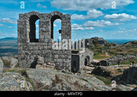 Chapelle de São Miguel dans l'affaire Monsanto. Castelo Branco, Portugal Banque D'Images