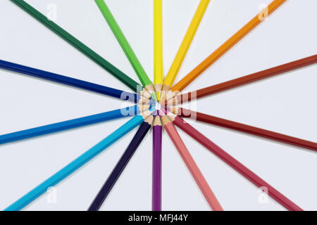 Color pencils isolated on white disposés en cercle. Banque D'Images