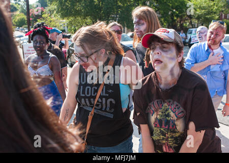 Un groupe de zombies sanglant à échelonner les bars dans le cadre de la Pub Crawl Zombie Atlanta le 25 juillet 2015 à Atlanta, GA. Banque D'Images