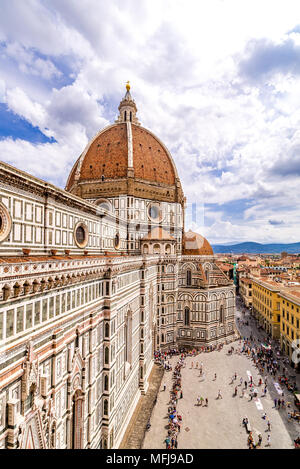 D'énormes foules s'alignent pour entrer dans le clocher de la cathédrale de Florence, plus connu sous le nom de Duomo di Firenze. Banque D'Images