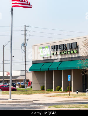 Sur l'extérieur et entrée de la Citizens Bank of Kansas à Wichita, Kansas, États-Unis. Brandir le drapeau américain dans la brise. Banque D'Images