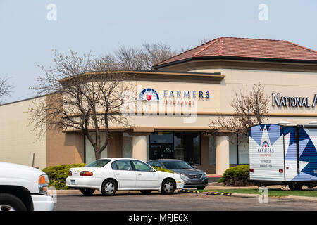 L'extérieur et l'entrée d'un bâtiment d'assurance des agriculteurs dans un centre commercial à Wichita, Kansas, États-Unis. Banque D'Images