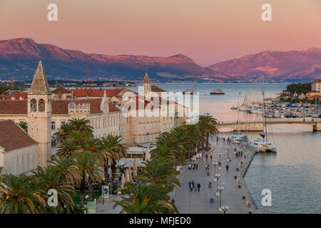 Voir à partir de la forteresse Kamerlengo sur la vieille ville de Trogir, au coucher du soleil, Site du patrimoine mondial de l'UNESCO, la Croatie, l'Europe Banque D'Images