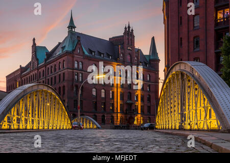 Vue depuis le Neuerwegsbrucke Sandtorkai-Hof à l'édifice à l'entrepôt Speicherstadt (complexe) au coucher du soleil, Hambourg, Allemagne, Europe Banque D'Images