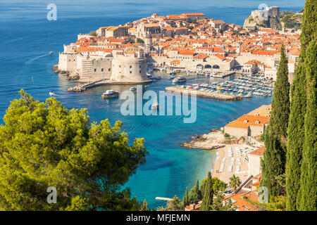 Un grand angle vue sur la vieille ville de Dubrovnik et de la plage de Banje, Dubrovnik, Croatie, Europe Banque D'Images