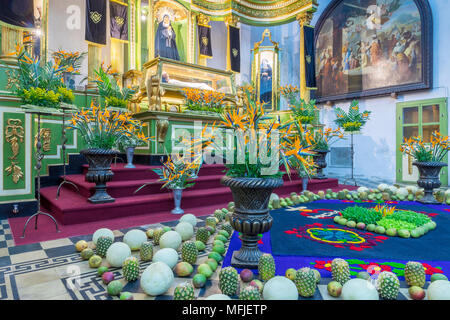 Vigil sur la quatrième semaine de Carême 2017 à l'intérieur de l'église de la Escuela de Cristo à Antigua, Guatemala, Amérique Centrale Banque D'Images