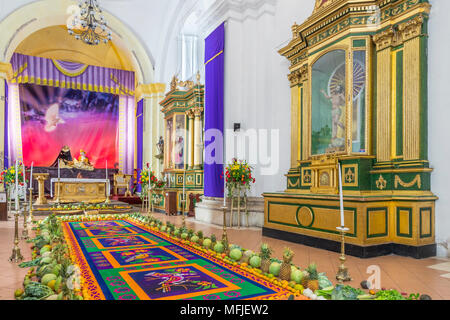 Vigil sur la cinquième semaine de Carême 2017 à l'intérieur de la cathédrale San Jose à Antigua, Guatemala, Amérique Centrale Banque D'Images