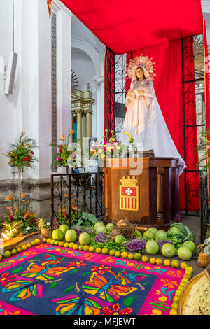 Vigil le Jeudi Saint au cours de la Semaine Sainte 2017 à l'intérieur de la cathédrale San Jose à Antigua, Guatemala, Amérique Centrale Banque D'Images