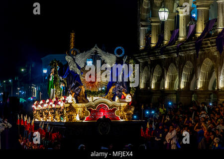 Procession nocturne passant à l'hôtel de ville d'Antigua le Jeudi Saint au cours de la Semaine Sainte 2017, Antigua, Guatemala, Amérique Centrale Banque D'Images