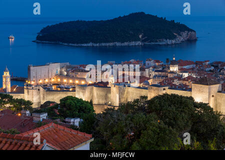 Portrait d'un belvédère sur la vieille ville de Dubrovnik et l'île de Lokrum au crépuscule, Dubrovnik, Croatie, Europe Banque D'Images