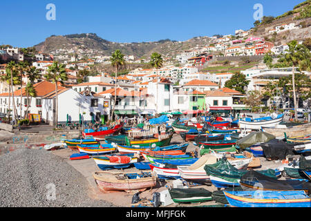 Les bateaux de pêche colorés sur la plage de Camara de Lobos, village de pêcheurs de l'Atlantique, Madère, Portugal, Europe Banque D'Images