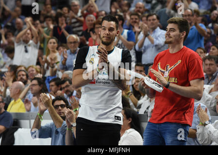 Madrid, Espagne. Apr 25, 2018. Joueurs NBA Willy (à gauche) et Hernangomez saludate Juancho au cours de la Turkish Airlines Euroleague Play Offs Jeu 3 entre le Real Madrid v Panathinaikos Athènes Superfoods à Wizink au centre de Madrid. Credit : Jorge Sanz/Pacific Press/Alamy Live News Banque D'Images