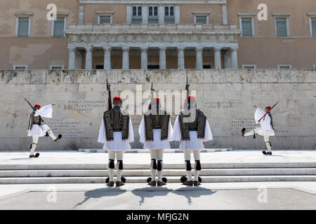 Changement de la garde à la Tombe du Soldat inconnu à la place Syntagma, Athènes, Grèce, Europe Banque D'Images