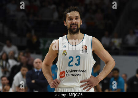 Madrid, Espagne. Apr 25, 2018. Sergio Llull, # 23 des gestes du Real Madrid au cours de la Turkish Airlines Euroleague 2017-2018 Play Offs Jeu 3 entre le Real Madrid et de l'air à WiZink Panathinaikos Athènes Centre à Madrid. Credit : Jorge Sanz/Pacific Press/Alamy Live News Banque D'Images