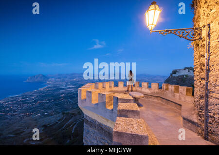 Femme sur terrasse donne vers Monte Cofano, Erice, province de Trapani, Sicile, Italie, Méditerranée, Europe Banque D'Images