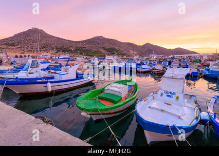 Les bateaux de pêche dans le port, l'île de Favignana, Îles Égades, province de Trapani, Sicile, Italie, Méditerranée, Europe Banque D'Images